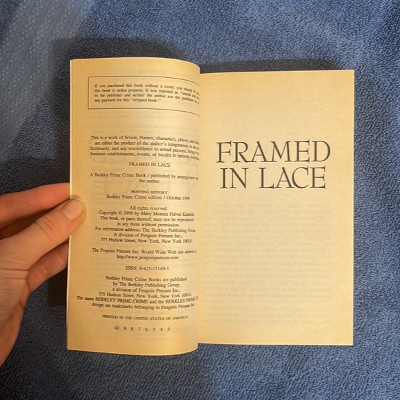 Framed in Lace paperback book by Monica Ferris - Picture 5 of 6
